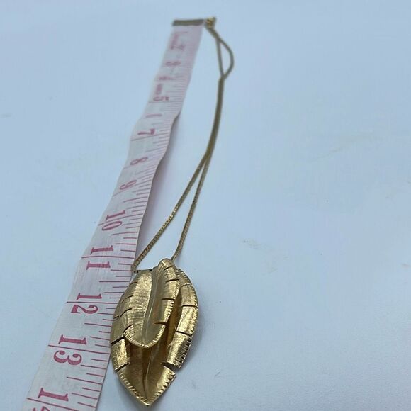 Vintage double leaf moving pendant necklace gold colored. - Picture 5 of 10